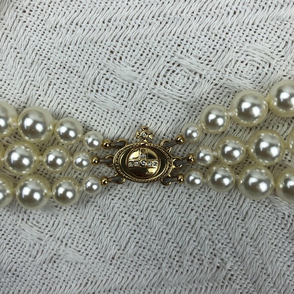 Vivienne Westwood Three Row Pearl Bas Relief Choker - Picture 7 of 7